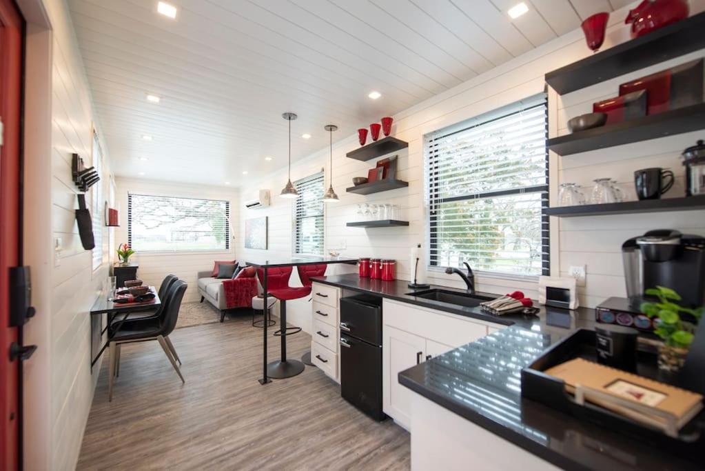 The Merlot House-Container Home 12 Min To Magnolia Bellmead Dış mekan fotoğraf